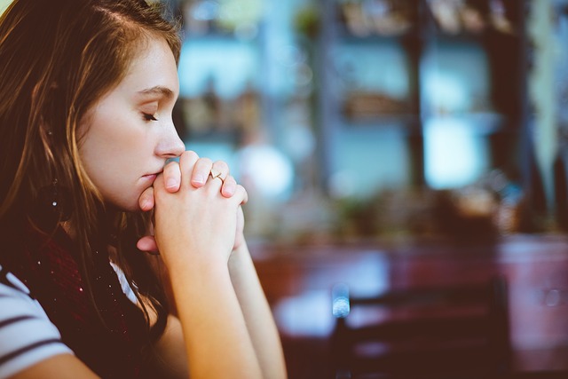 dziewczyna się modli