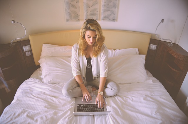 kobieta z laptopem na łóżku