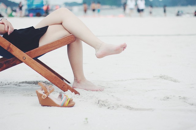 Kobieta na plaży i sandały